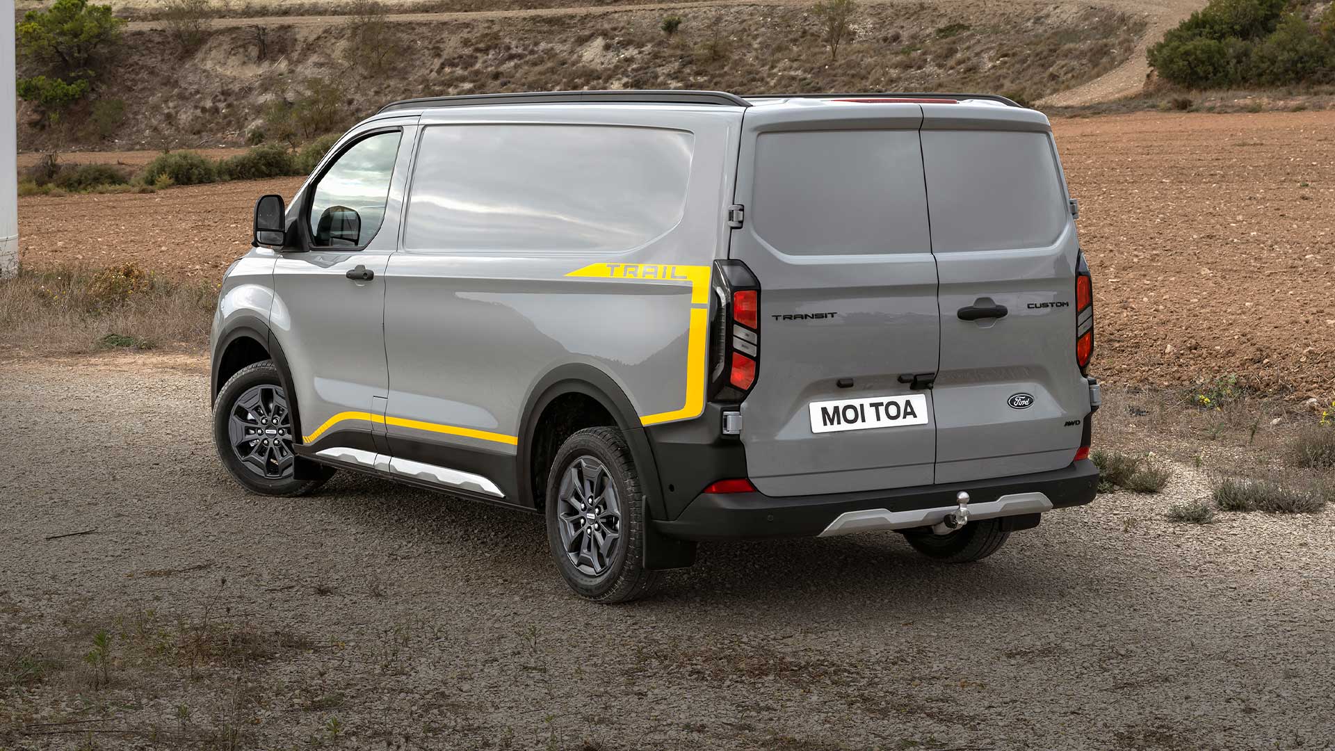 Πίσω άποψη ενός γκρι Ford Transit Custom Trail van.