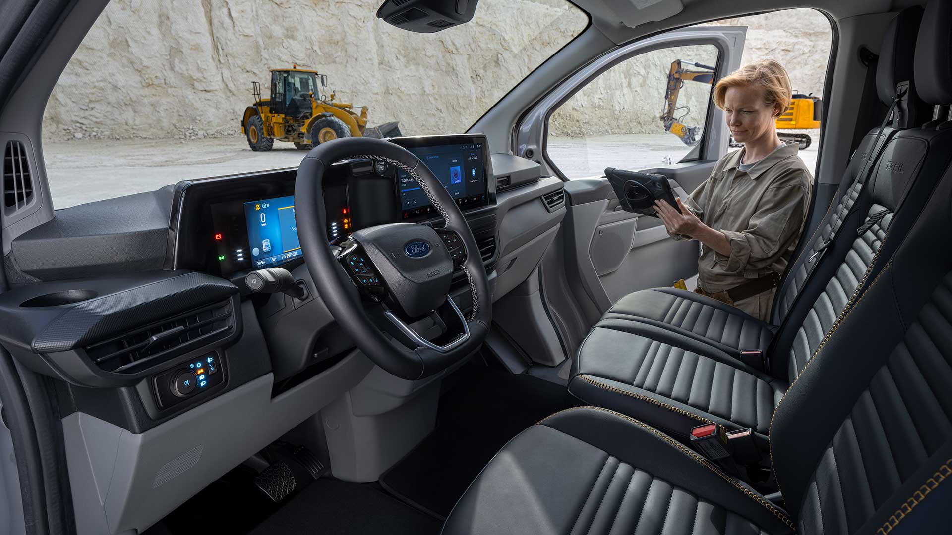 Εσωτερικό ενός γκρι Ford Transit Custom Trail van.