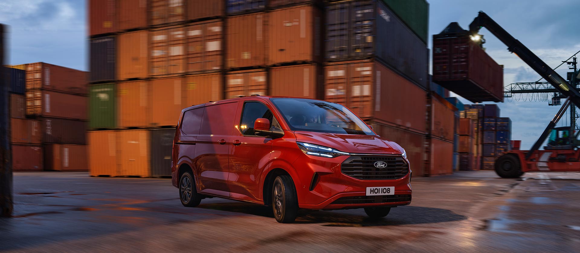 Κόκκινο Ford Transit Custom van που περνάει από μια προβλήτα.