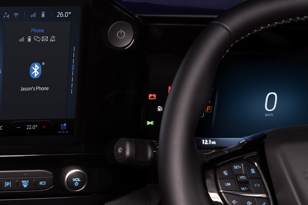 Κοντινή άποψη του κουμπιού εκκίνησης σε ένα Ford Transit Custom.