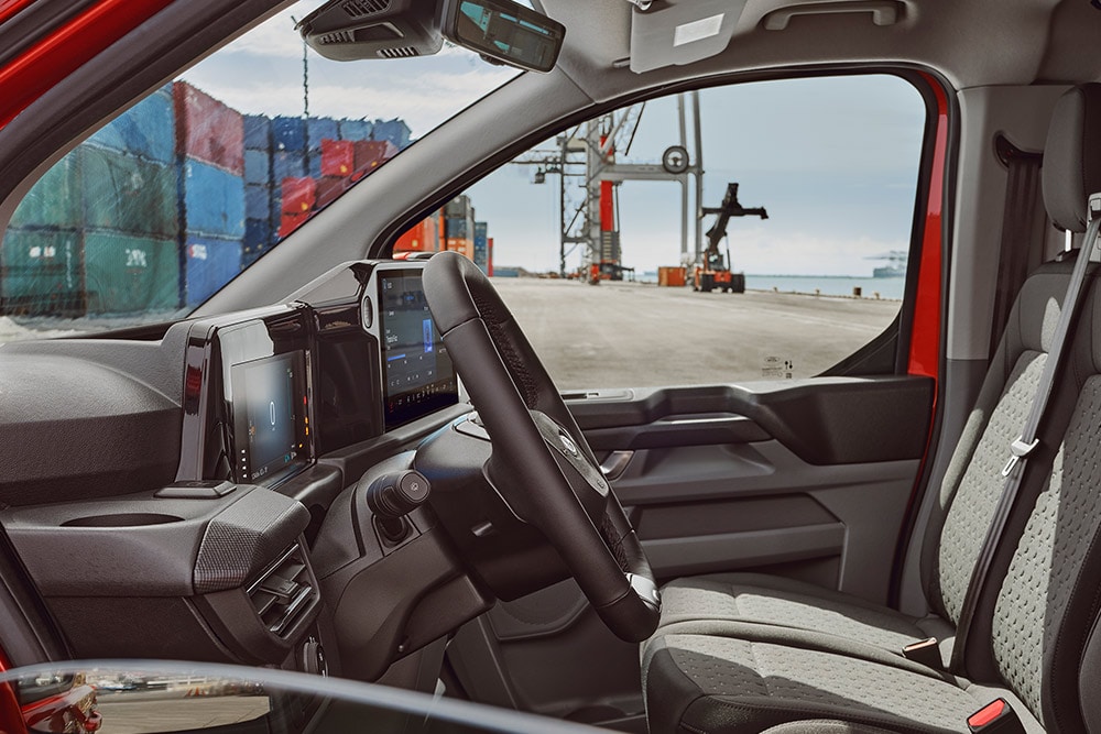 Εσωτερικό ενός κόκκινου Ford Transit Custom van.