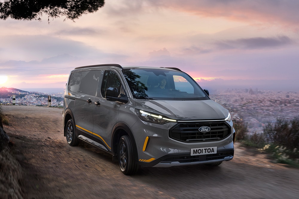 Γκρι Ford Transit Custom Trail van με κίτρινες λεπτομέρειες.