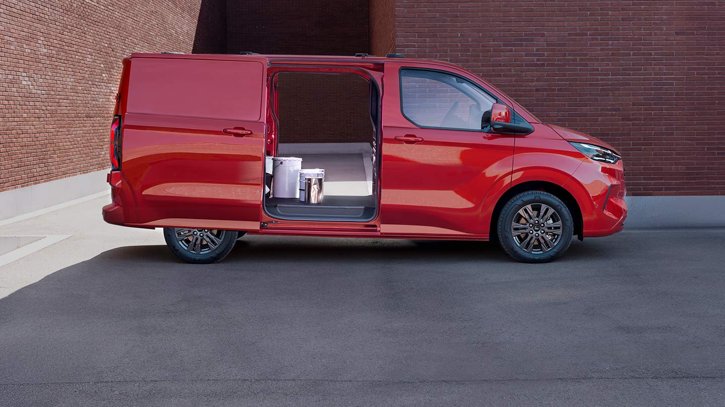 Κόκκινο Ford Transit Custom van με ανοιχτές πόρτες, από όπου φαίνεται το εσωτερικό.