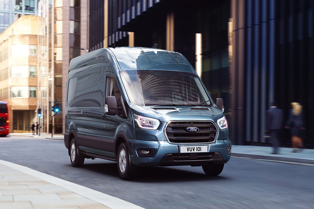 Ford Transit Van που κινείται στην πόλη.