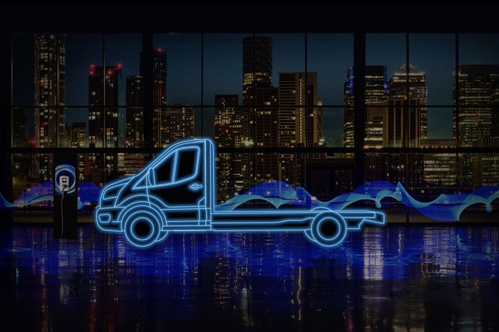 Νέον μπλε περίγραμμα ενός Ford E-Transit Chassis Cab και σταθμού φόρτισης με φόντο τον ορίζοντα της πόλης.