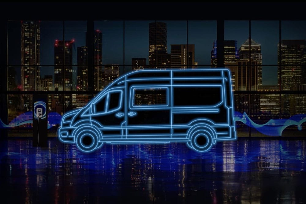 Νέον μπλε περίγραμμα ενός Ford E-Transit Double Cab-in-Van και σταθμού φόρτισης με φόντο τον ορίζοντα της πόλης.