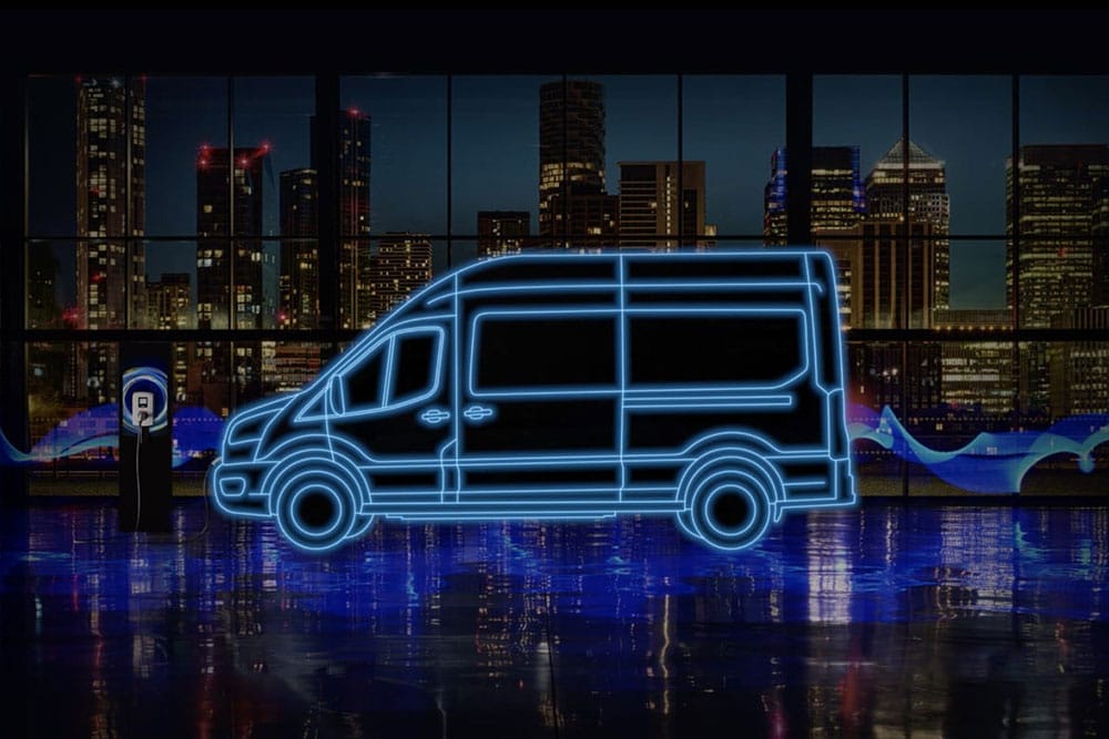 Νέον μπλε περίγραμμα ενός Ford E-Transit ηλεκτρικού van και σταθμού φόρτισης με φόντο τον ορίζοντα της πόλης.