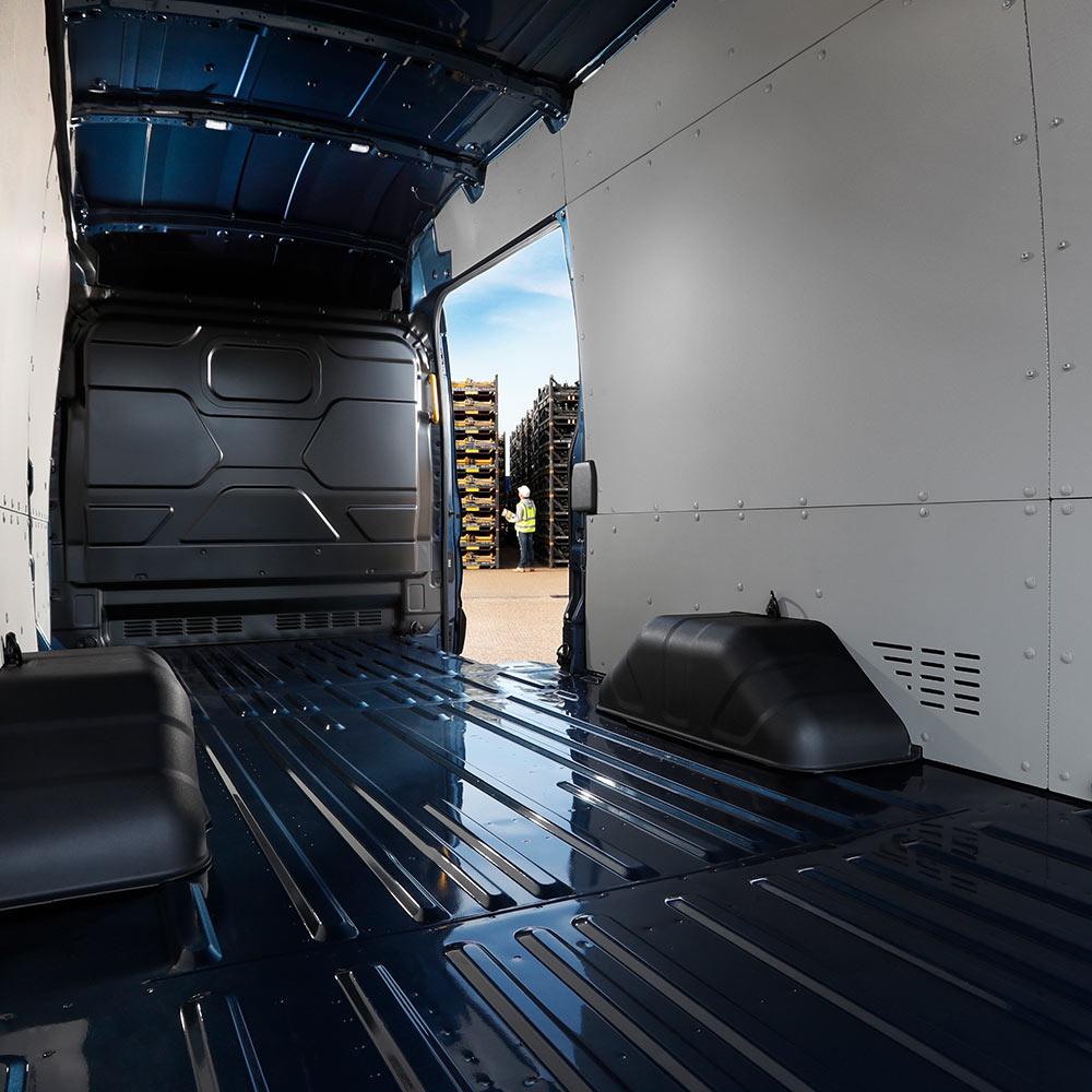 Το εσωτερικό ενός Ford E-Transit ηλεκτρικού van με άδειο χώρο φορτίου.