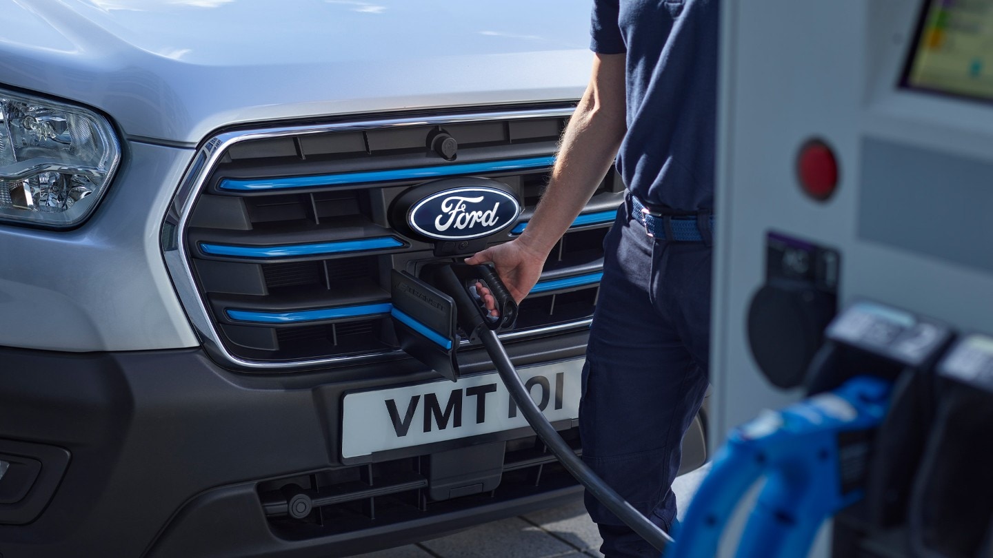 Το Ford E-Transit Chassis συνδέεται στη μπροστινή θύρα φόρτισης.