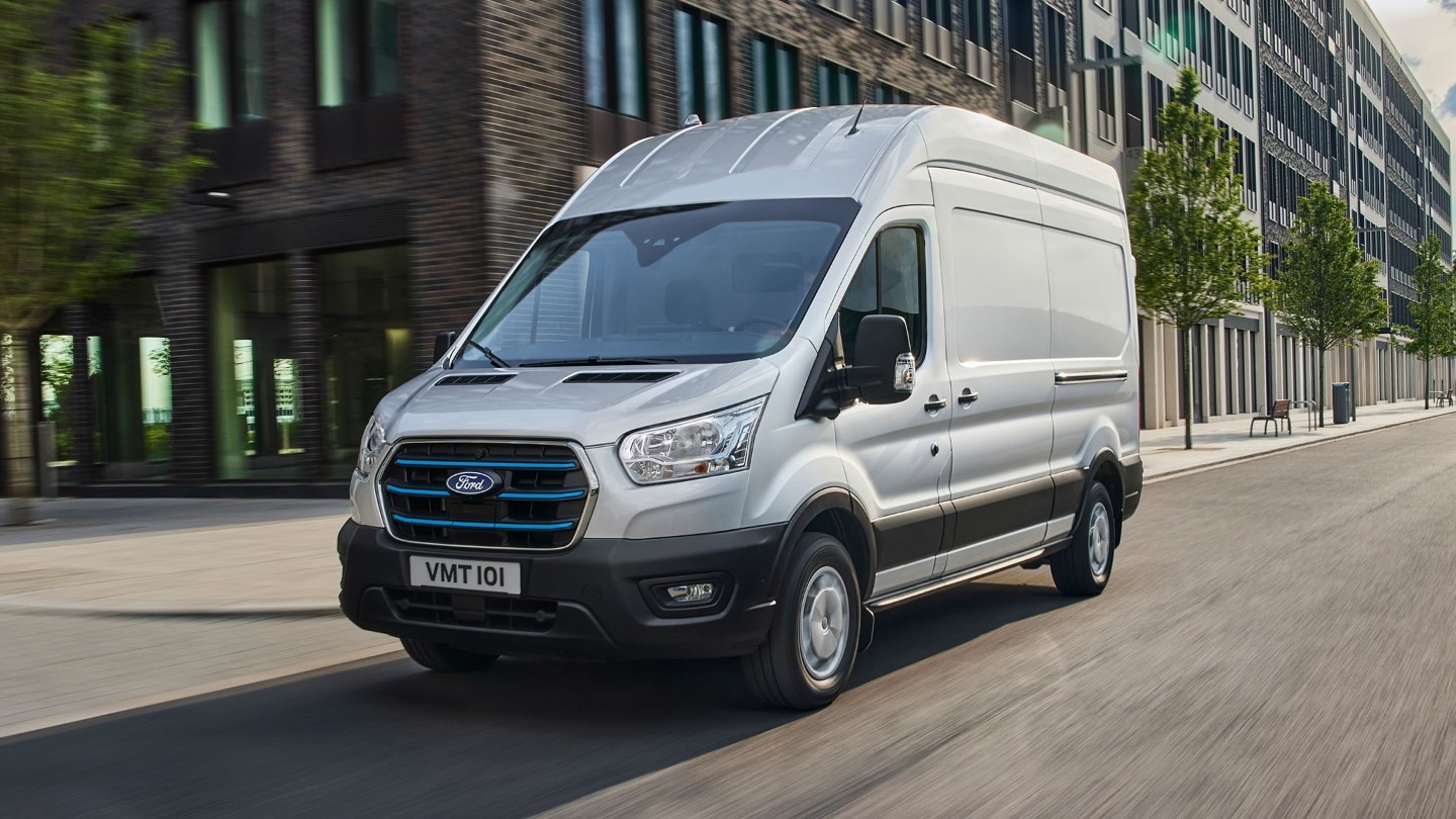 Μπροστινή όψη Ford E-Transit που οδηγείται σε αστική οδό.