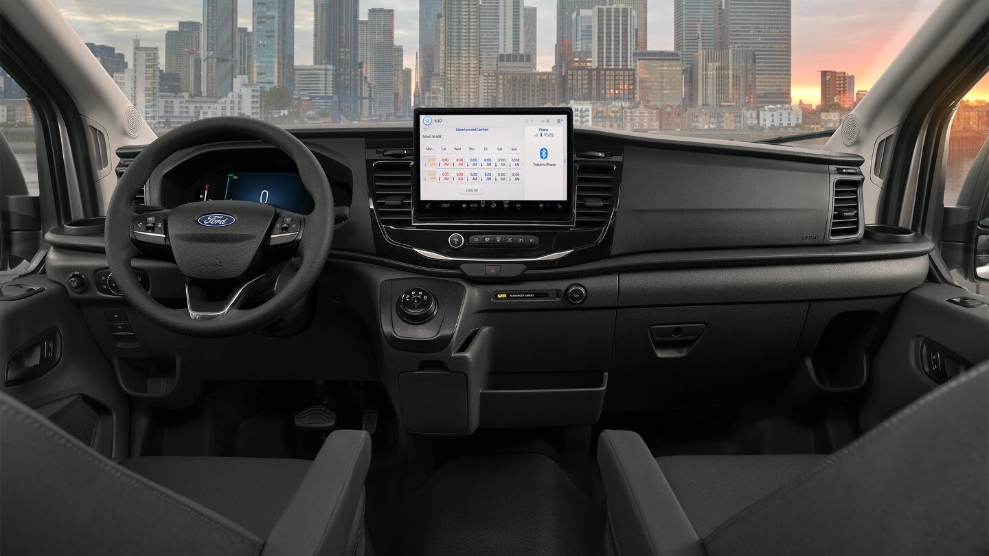 Άποψη του μπροστινού εσωτερικού του Ford E-Transit Chassis με φόντο ουρανοξύστες.