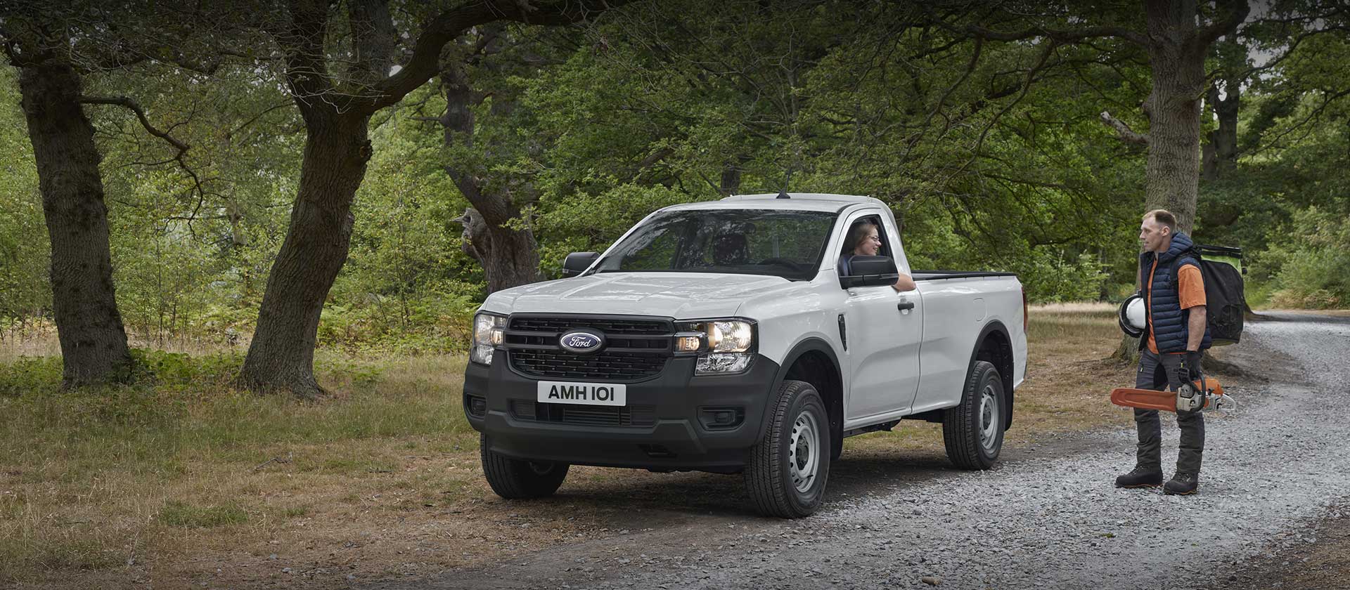 Λευκό Ford Ranger Single Cab σταθμευμένο στην άκρη του δρόμου. Κοντά στέκεται ένα άτομο με εξοπλισμό.