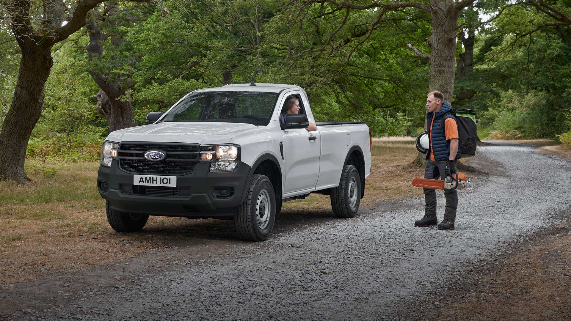 Λευκό Ford Ranger Single Cab σταθμευμένο στην άκρη του δρόμου. Κοντά στέκεται ένα άτομο με εξοπλισμό.