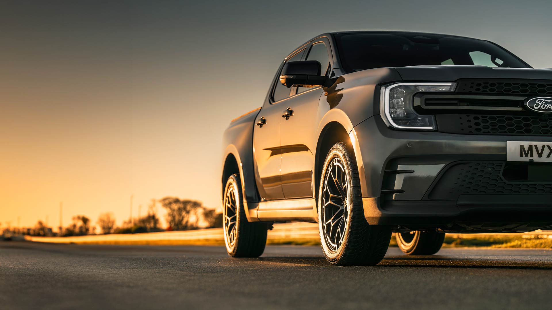 Ένα Ford Ranger MS-RT κινείται σε μια πίστα κατά το σούρουπο.