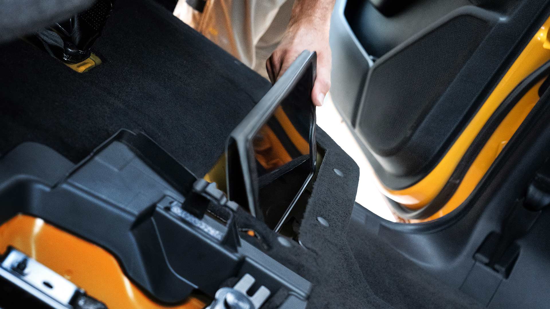 Κοντινό πλάνο του χώρου αποθήκευσης στα πίσω καθίσματα στο εσωτερικό του Ford Ranger Wildtrak.