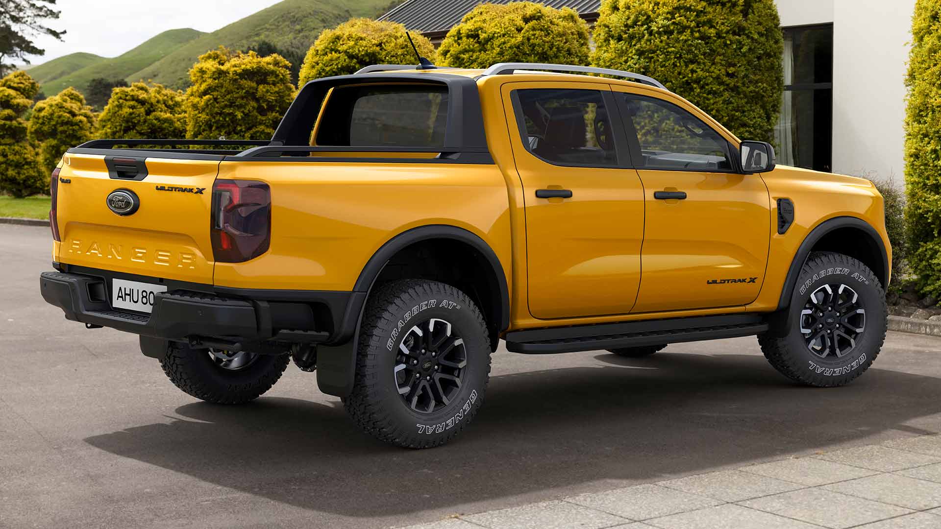 Κίτρινο Ford Ranger Double Cab σταθμευμένο σε ένα πλακόστρωτο δρομάκι.