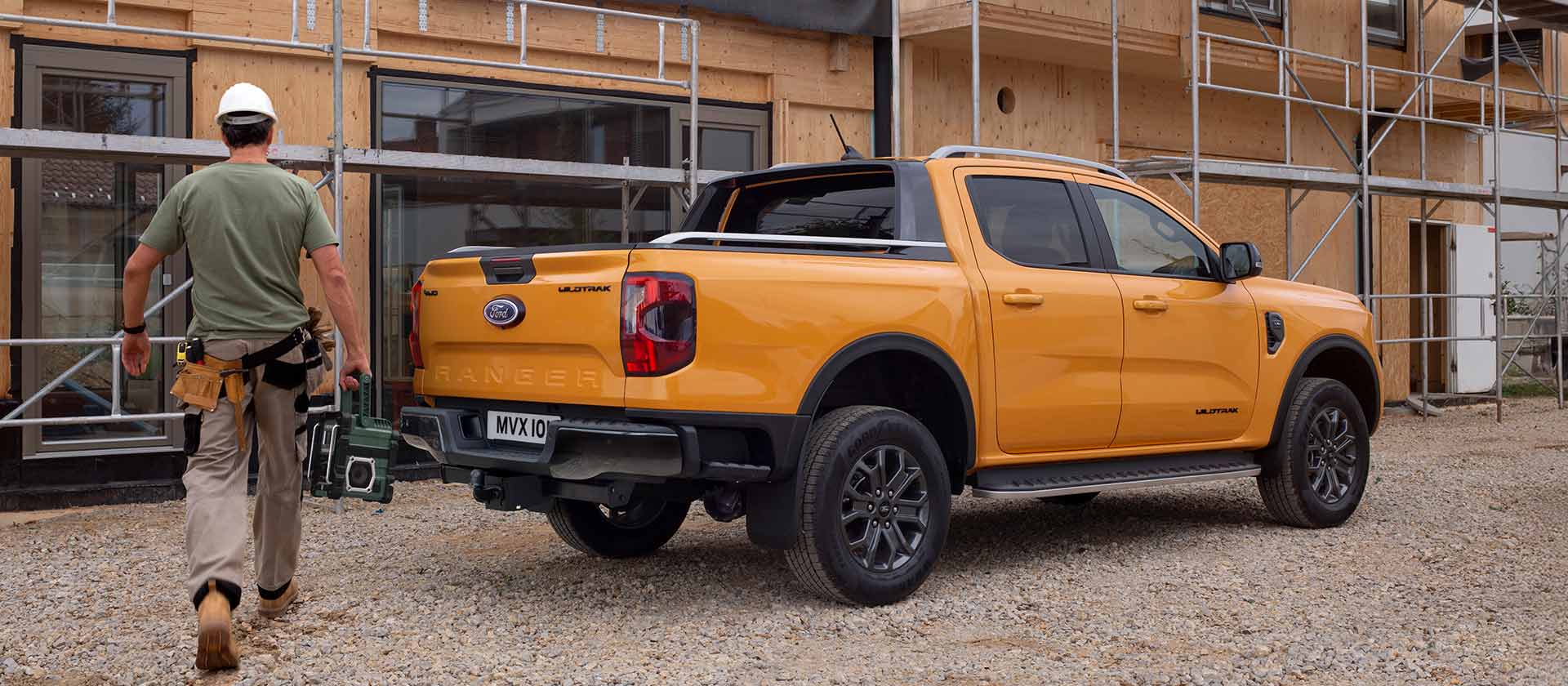 Βίντεο ενός κίτρινου Ford Ranger Double Cab Wildtrak σε εργοτάξιο που επισημαίνει τα πρακτικά χαρακτηριστικά του.