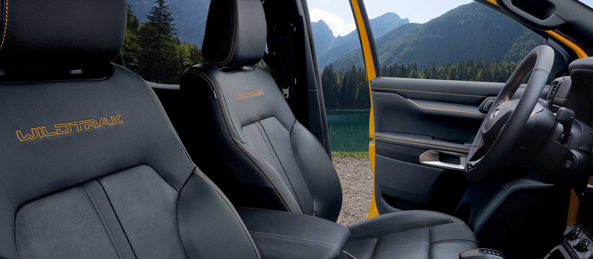 Εμπρός καθίσματα του Ford Ranger Wildtrak που περιλαμβάνουν ρυθμιζόμενο κάθισμα οδηγού.