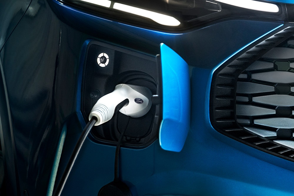 Μπλε Ford Transit plug-in hybrid φορτίζει.