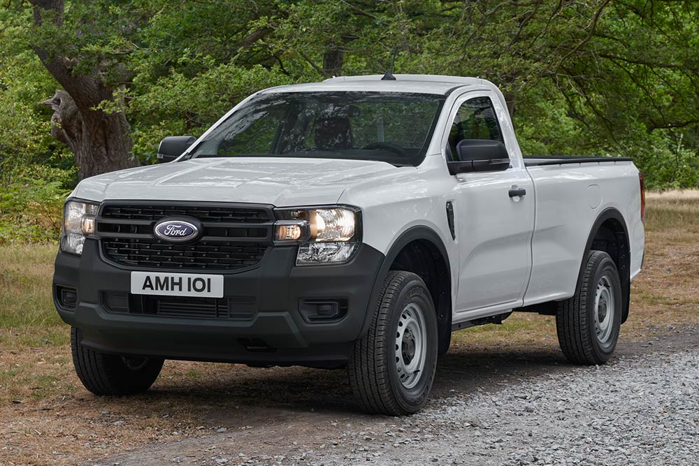 Εμπρός όψη ενός λευκού Ford Ranger Single Cab σταθμευμένο σε χωματόδρομο.