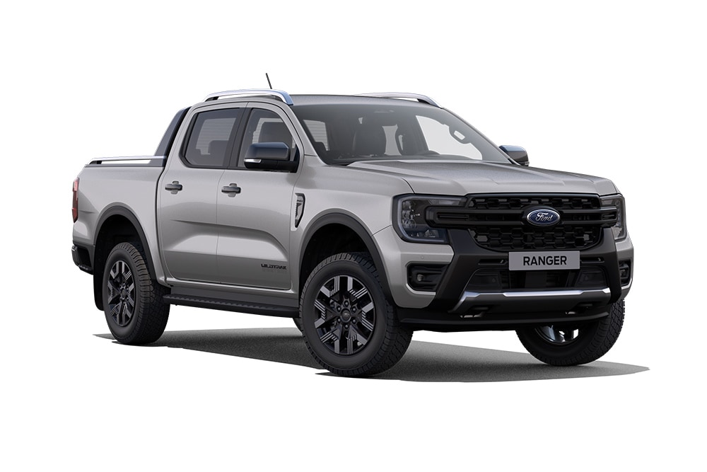 Εμπρός όψη τριών τετάρτων ενός ασημένιου Ford Ranger PHEV Wildtrak σε λευκό φόντο.