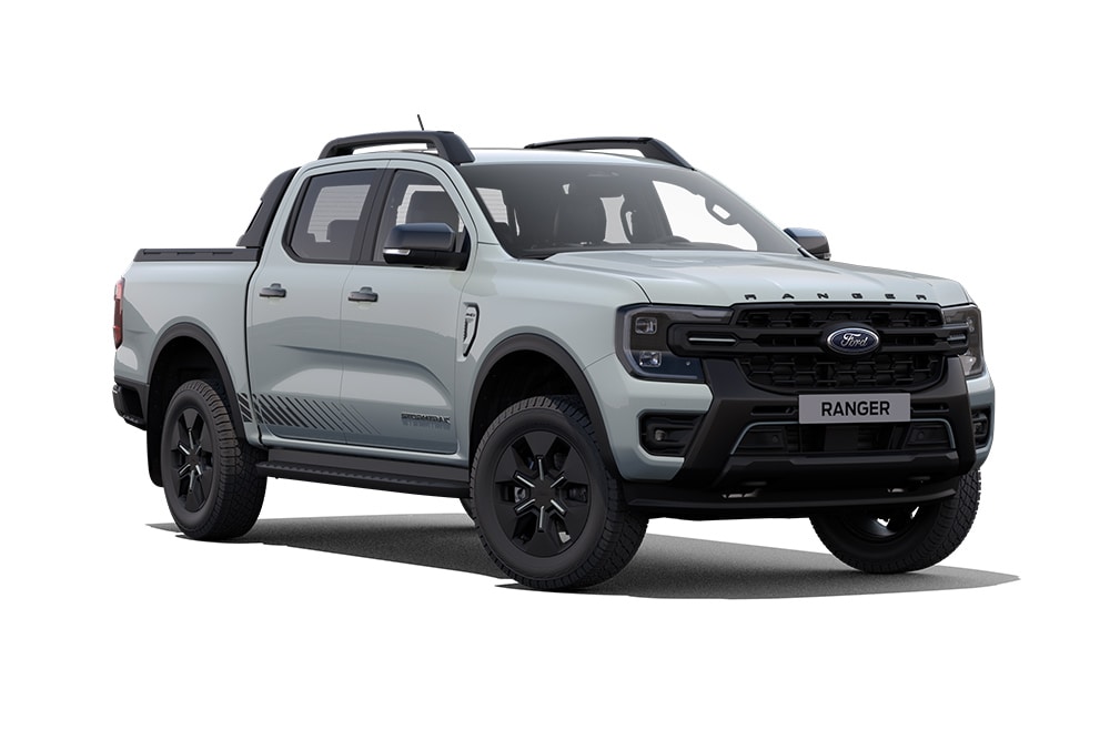 Εμπρός όψη τριών τετάρτων ενός γκρι Ford Ranger PHEV Stormtrak σε λευκό φόντο.