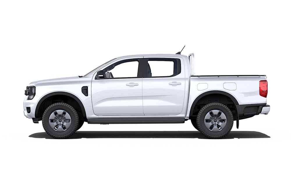 Πλάγια όψη ενός λευκού pick-up φορτηγού Ford Ranger Double Cab.