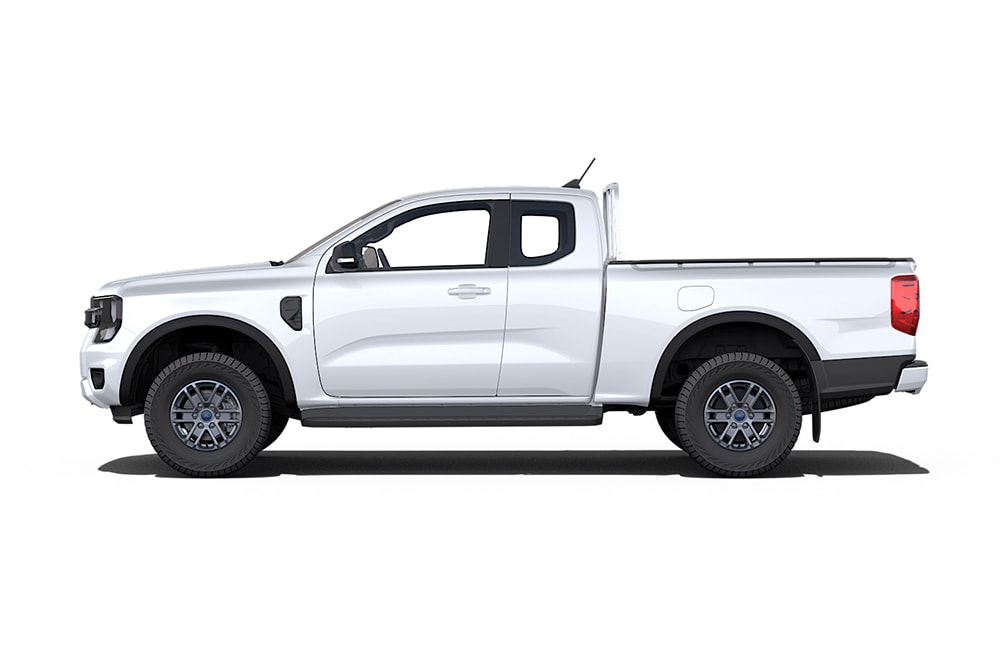 Πλάγια όψη ενός λευκού pick-up φορτηγού Ford Ranger Rap Cab.