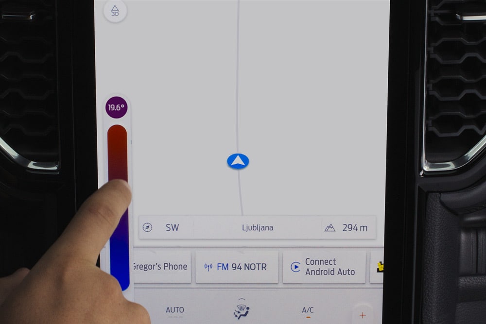 Κοντινό πλάνο των χειριστηρίων κλιματισμού του Ford Ranger στην οθόνη αφής 12 ιντσών SYNC™ 4.