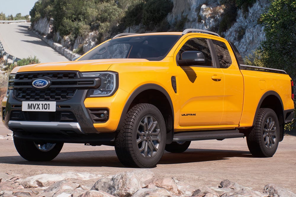 Κίτρινο Ford Ranger Wildtrak Super Cab σταθμευμένο σε μια αμμώδη επιφάνεια, όπως φαίνεται από μπροστά.