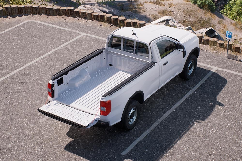 Λευκό Ford Ranger Single Cab, πίσω όψη, με ανοιχτή πίσω πόρτα, σταθμευμένο σε πλακόστρωτο χώρο.