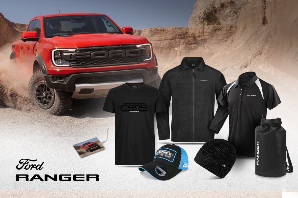Η συλλογή Ford Ranger με μαύρο t-shirt, μπουφάν, πόλο, καπέλο, σκούφο και wetpack, και ένα κόκκινο Ranger στο φόντο.