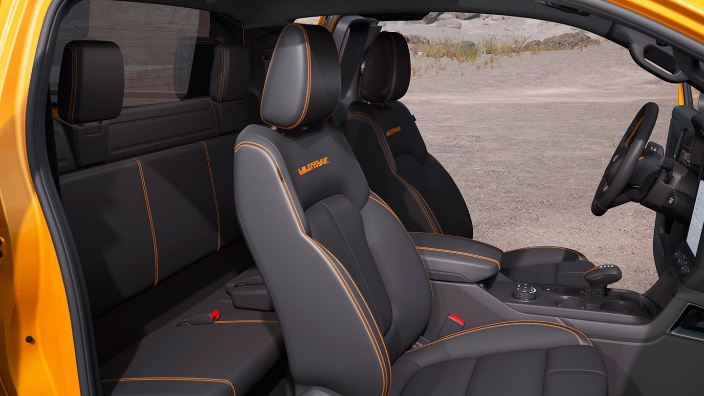 Πλάγια όψη μέσα από το εσωτερικό της καμπίνας ενός Ford Ranger Wildtrak Super Cab.