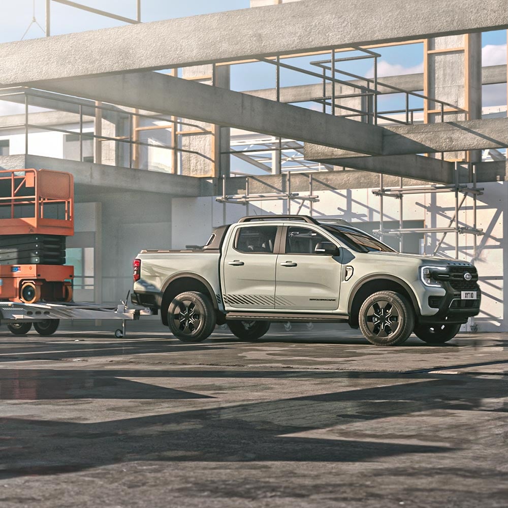 Ένα Ranger PHEV Stormtrak ρυμουλκεί εξοπλισμό σε εργοτάξιο.