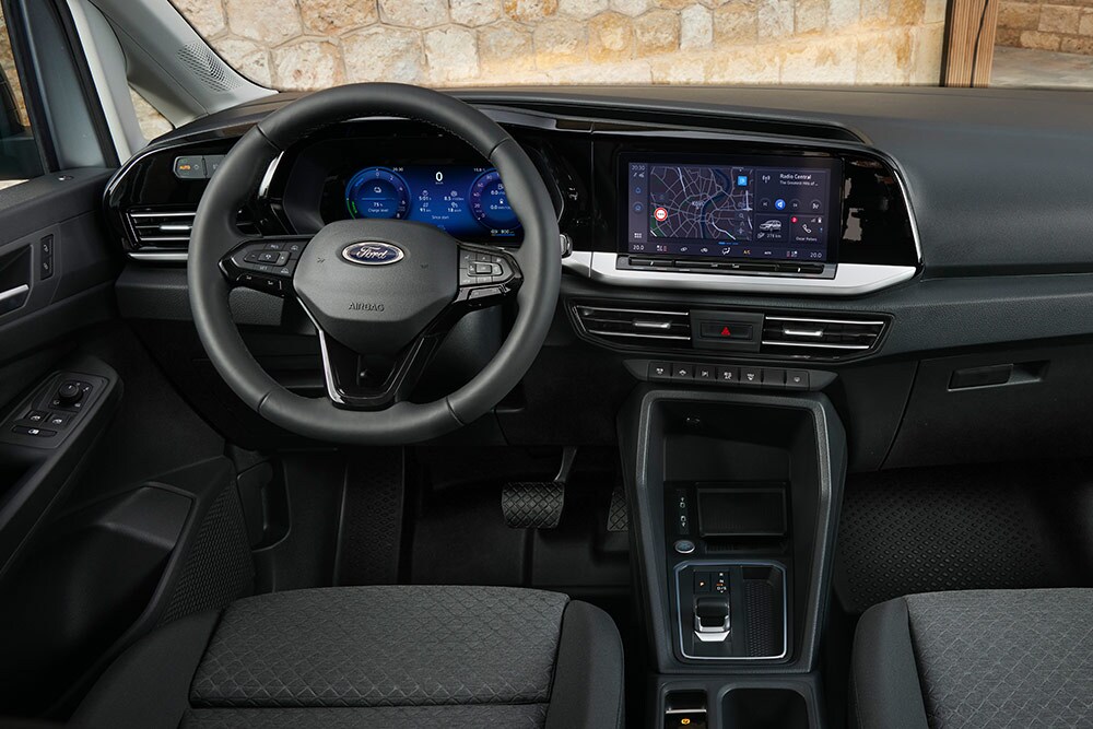 Εσωτερικό ενός Ford Transit Connect, όπου φαίνονται το τιμόνι και ο ψηφιακός πίνακας οργάνων 10".