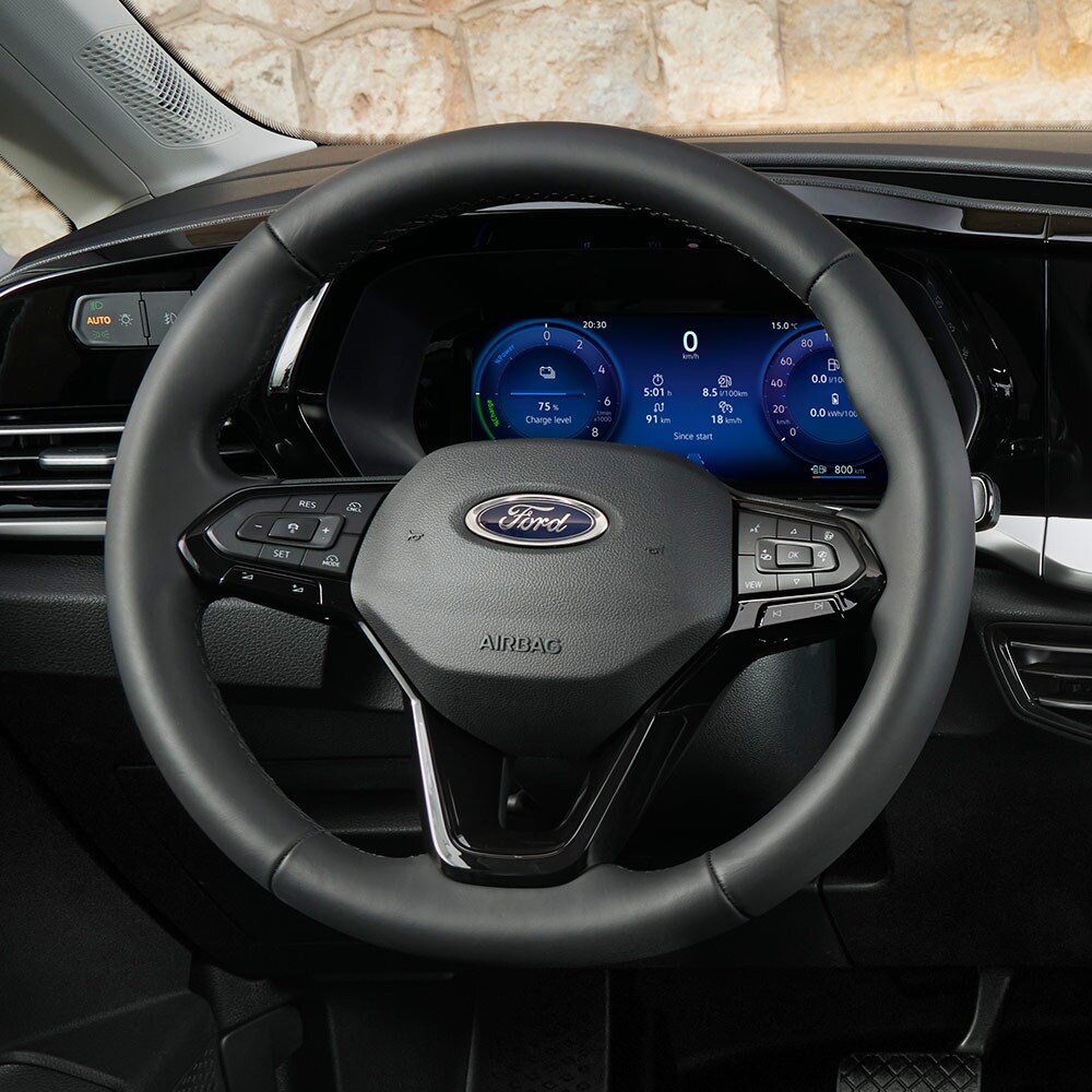 Εσωτερικό ενός Ford Transit Connect, όπου φαίνονται το τιμόνι και ο ψηφιακός πίνακας οργάνων 10".