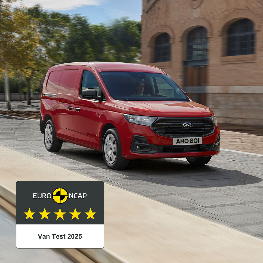 Ford Transit Connect Trend σε χρώμα Lava Red, που δείχνει την εμπρός μάσκα και τους αυτόματους προβολείς.