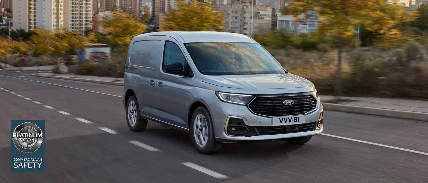 Το νέο Ford Transit Connect χρώματος Stardust Silver καθώς κινείται στο δρόμο.