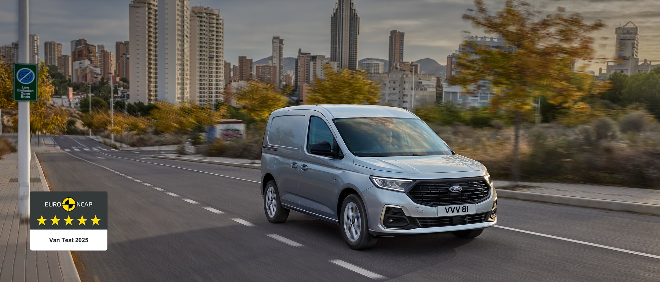 Το νέο Ford Transit Connect χρώματος Stardust Silver καθώς κινείται στο δρόμο.