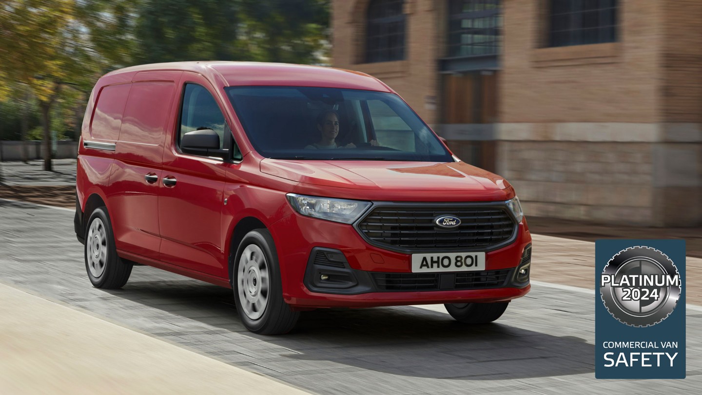 Το νέο Ford Transit Connect έκδοσης Trend χρώματος Maple Red καθώς κινείται στο δρόμο.