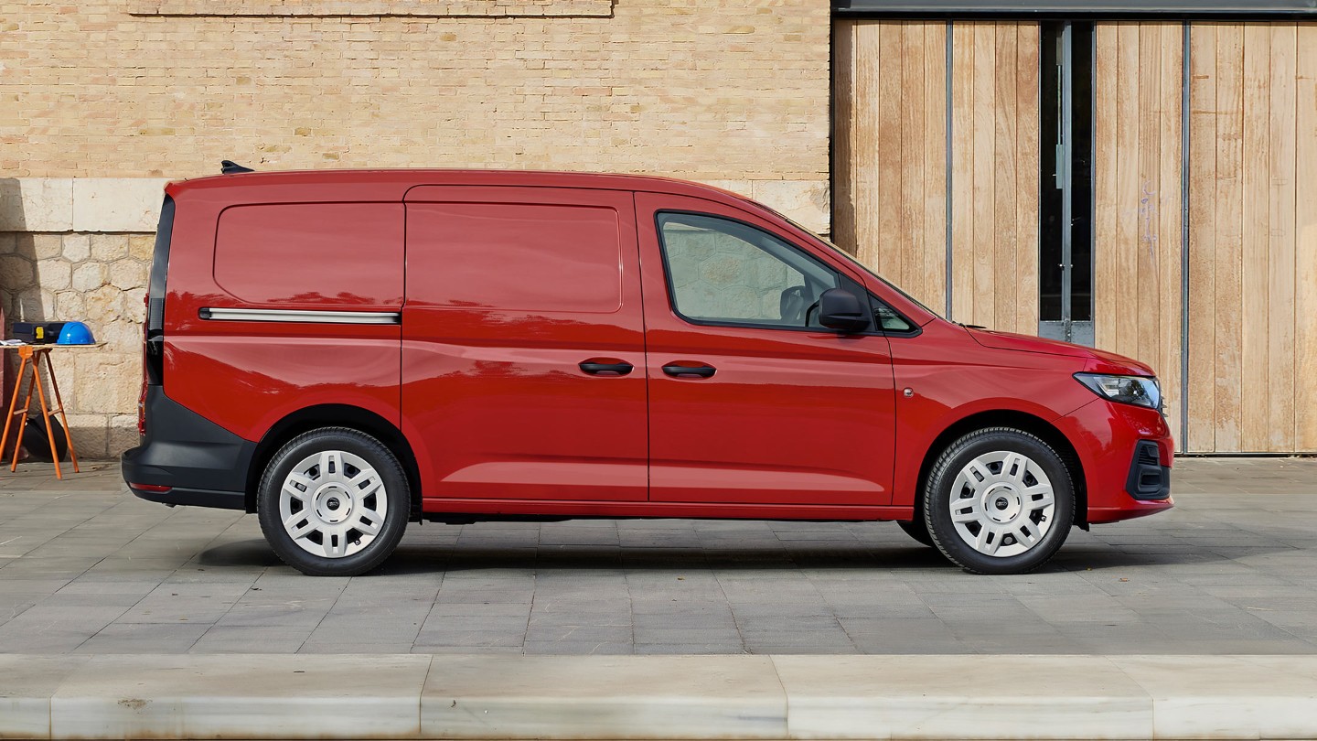 Το νέο Ford Transit Connect χρώματος Maple Red με την πλαϊνή πόρτα φόρτωσης.