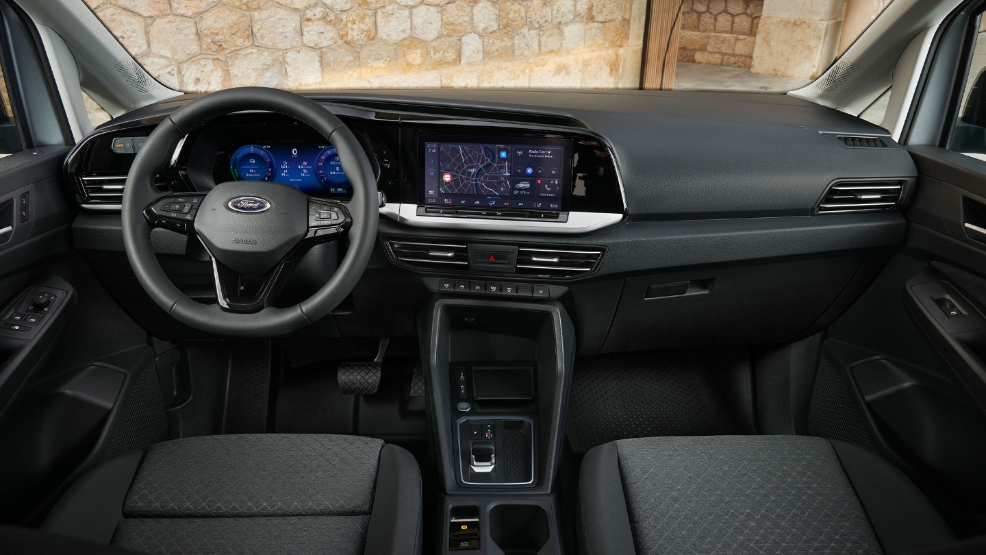 Εσωτερικό του νέου Ford Transit Connect, όπου φαίνεται το τιμόνι, ο ψηφιακός πίνακας οργάνων οδηγού και η κεντρική οθόνη αφής 10".
