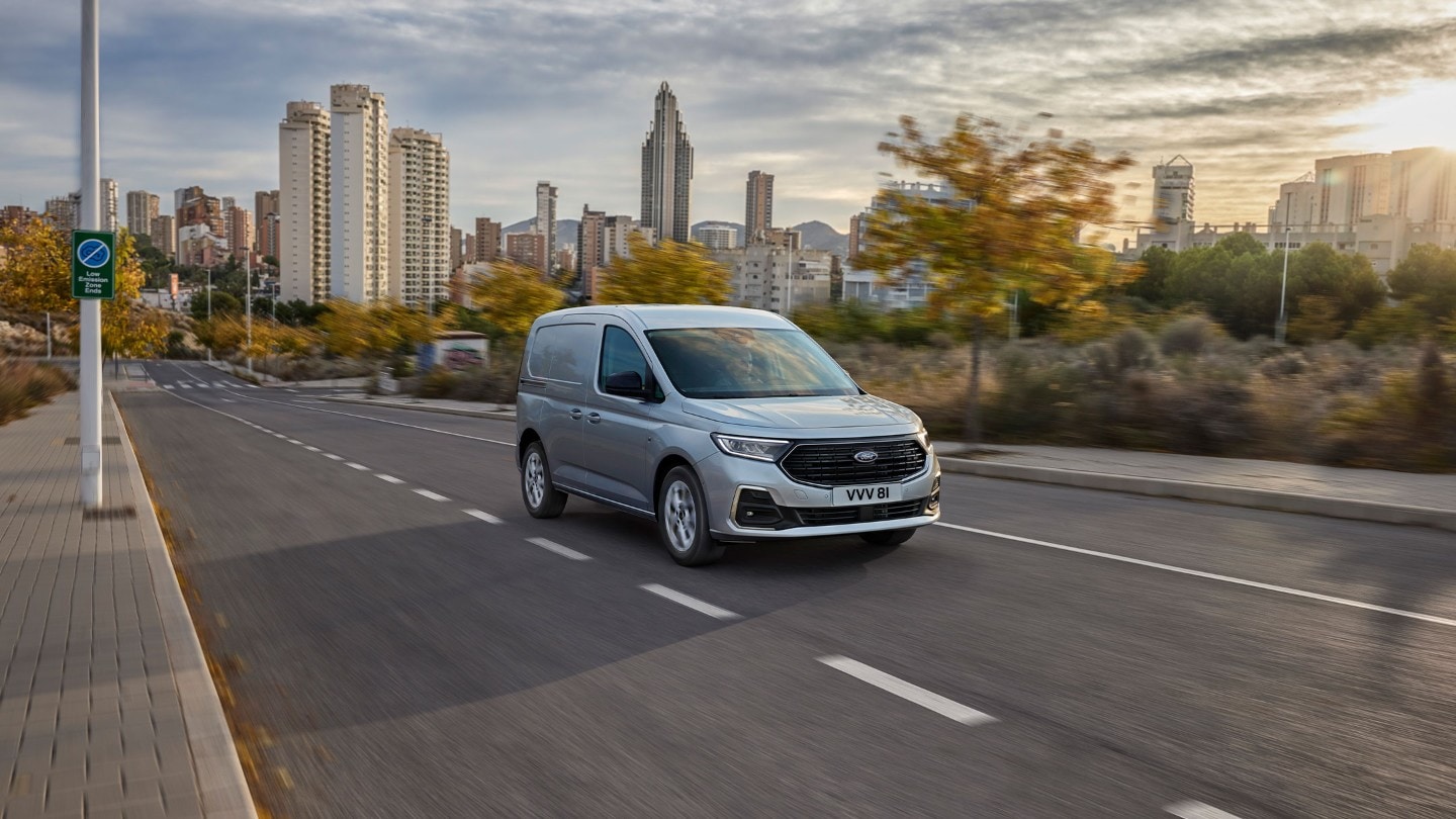 Νέο Ford Transit Connect χρώματος Stardust Silver καθώς κινείται στο δρόμο.