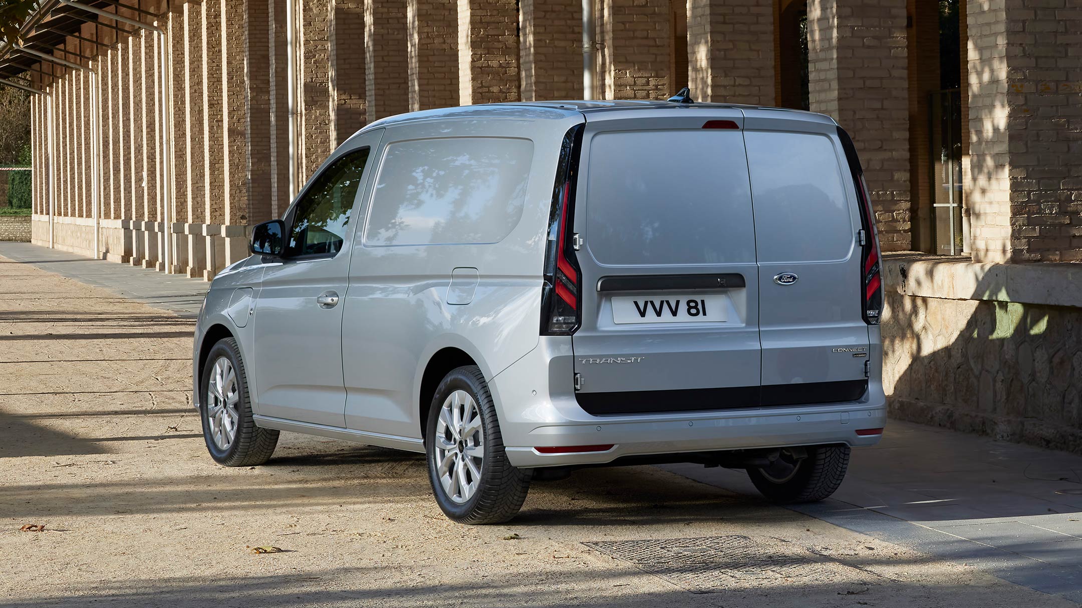 Πίσω όψη του νέου Ford Transit Connect χρώματος Stardust Silver.