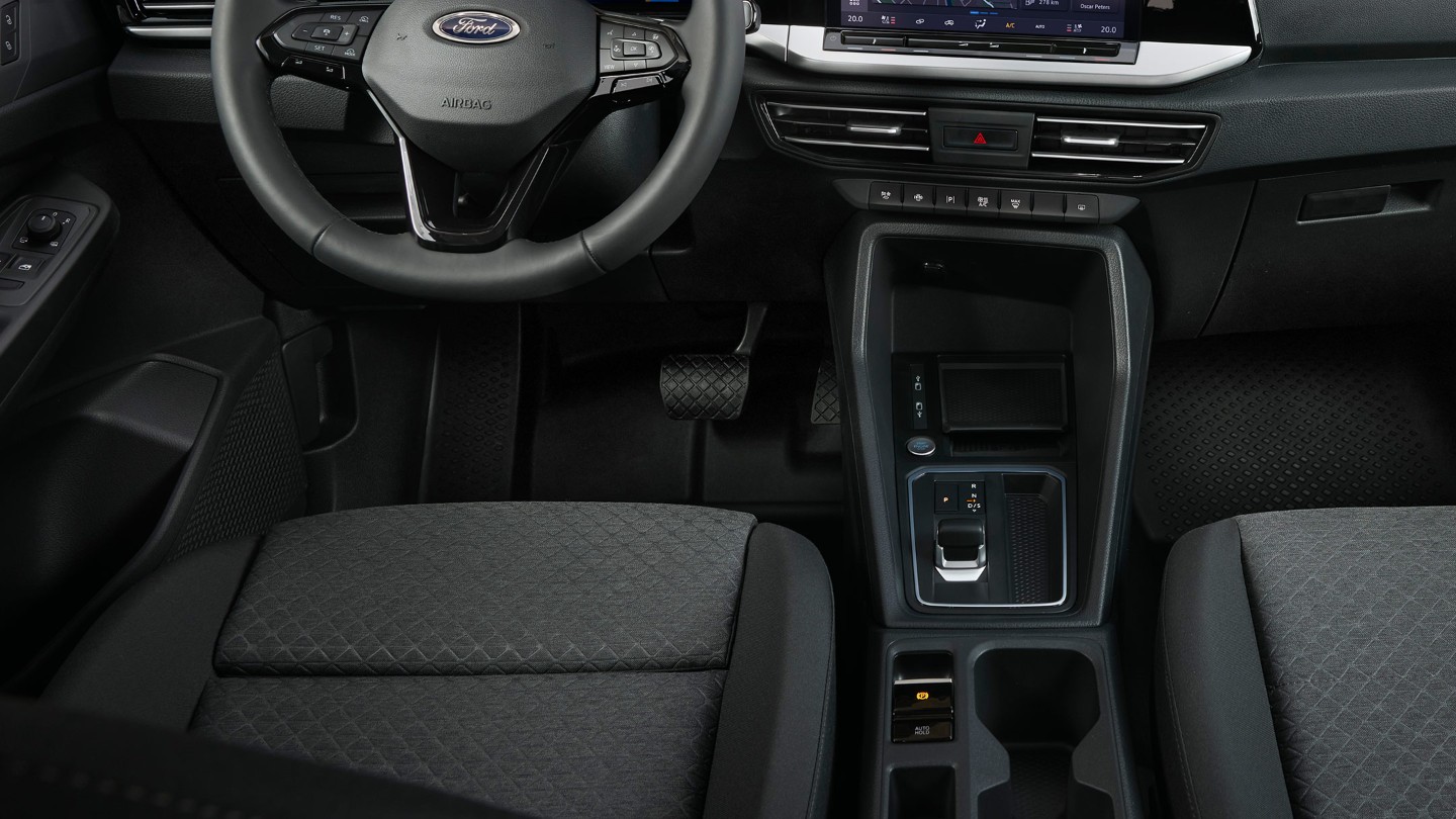 Πεντάλ και κεντρική κονσόλα του νέου Ford Transit Connect.