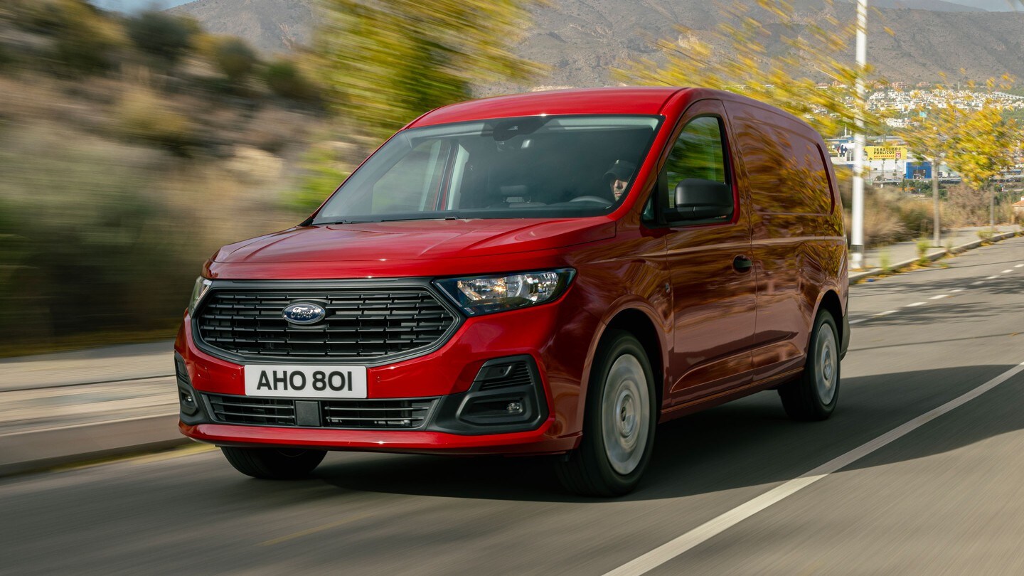 Νέο Ford Transit Connect χρώματος Maple Red καθώς κινείται στο δρόμο