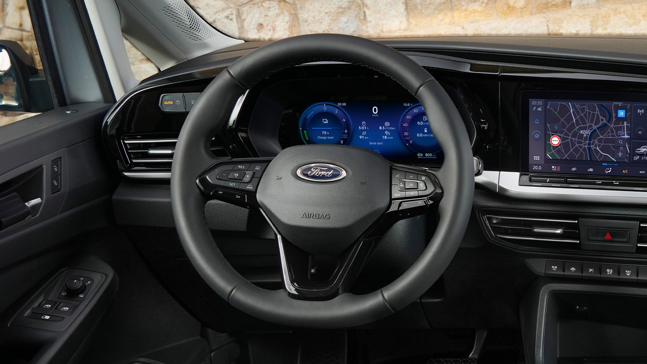 Το νέο Ford Transit Connect από τη θέση του οδηγού, με θερμαινόμενο τιμόνι, ψηφιακό πίνακα οργάνων και κεντρική οθόνη αφής 10".