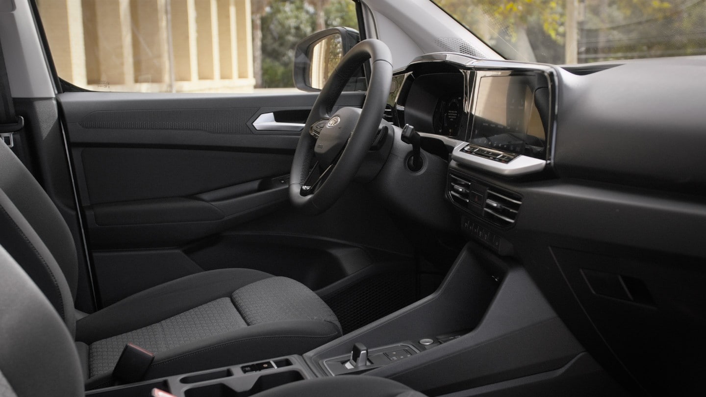 Kάθισμα οδηγού στο νέο Ford Transit Connect μαζί με το τιμόνι και την οθόνη αφής 10".