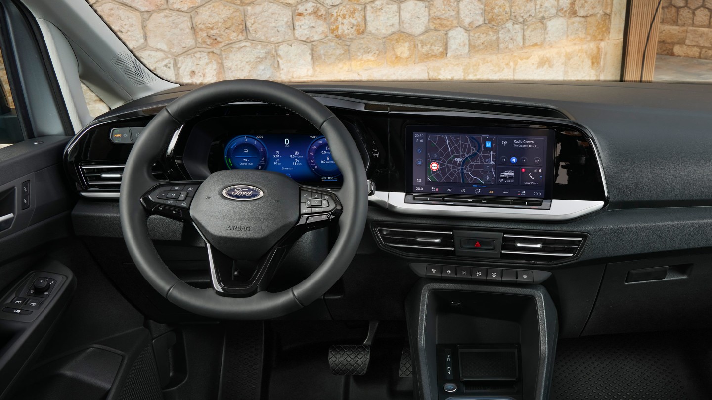 Εσωτερικό του νέου Ford Transit Connect, όπου φαίνεται το τιμόνι, ο ψηφιακός πίνακας οργάνων και η κεντρική οθόνη αφής 10"