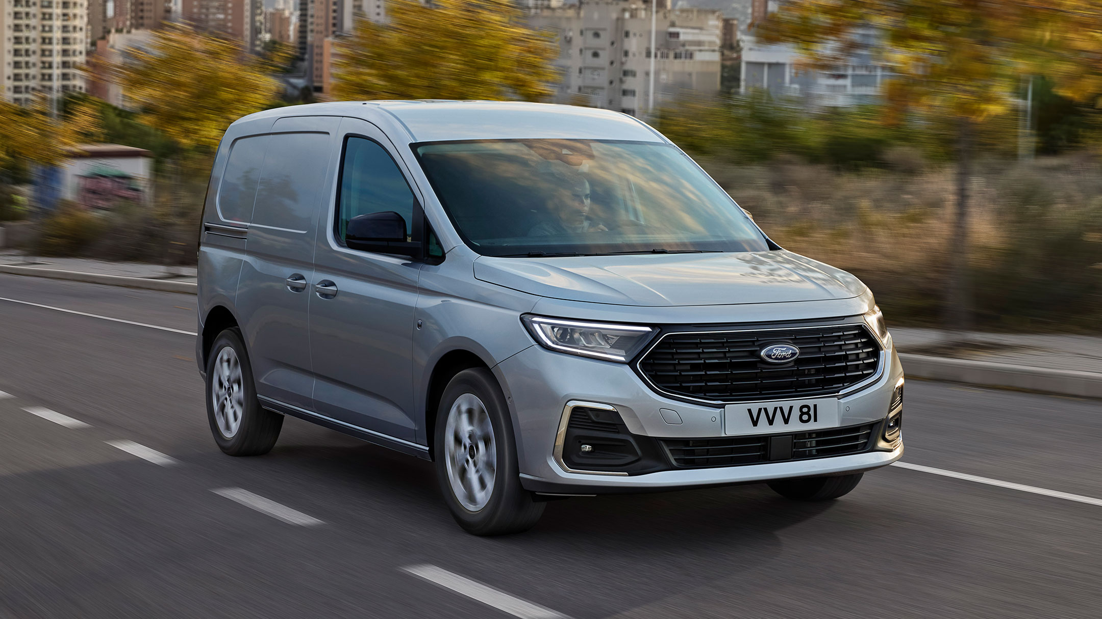 Το νέο Ford Transit Connect, έκδοσης Limited, χρώματος Stardust Silver καθώς κινείται σε δρόμο με χρωμιωμένες λεπτομέρειες στο εξωτερικό και αυτόματους προβολείς.